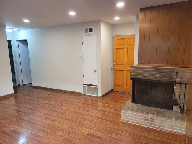 Building Photo - 132 Locksley Ave