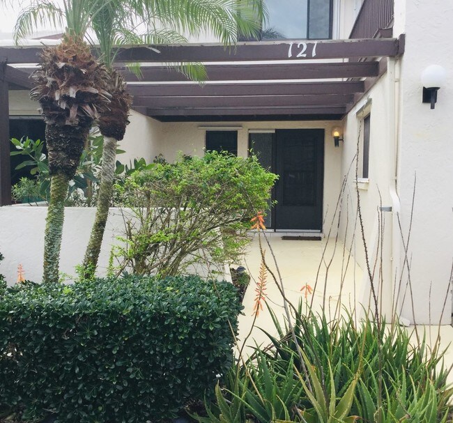Building Photo - 3 br, 2.5 bath House - 121 SKYLINE CIR