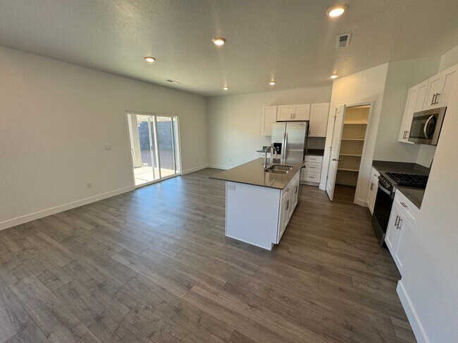 Building Photo - Home in Long Valley!