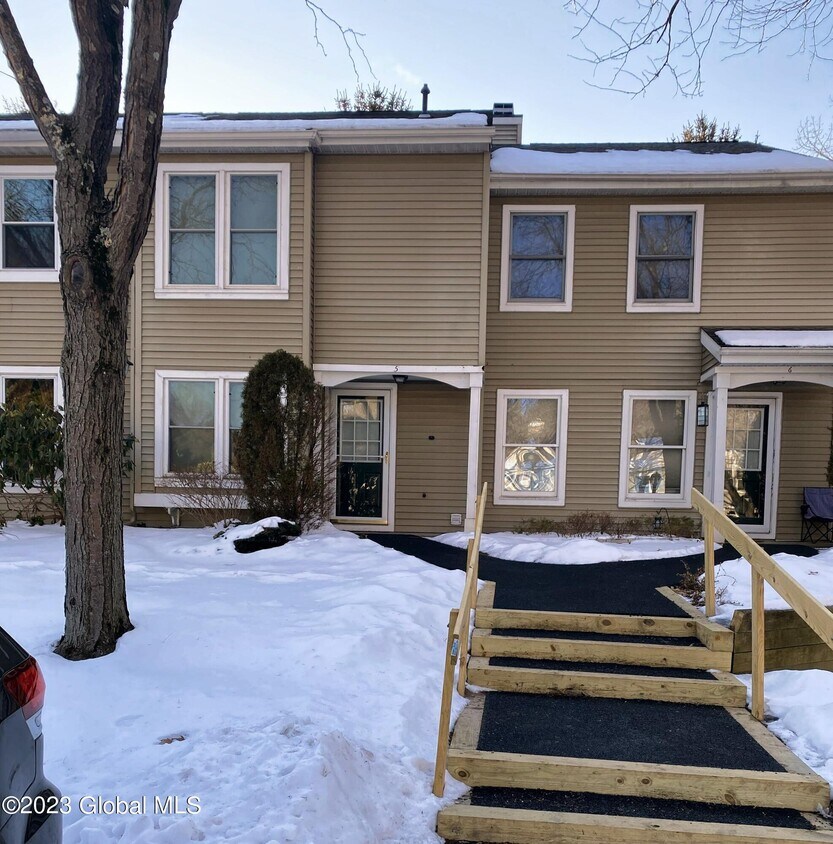 Primary Photo - 5 Wilton Ct