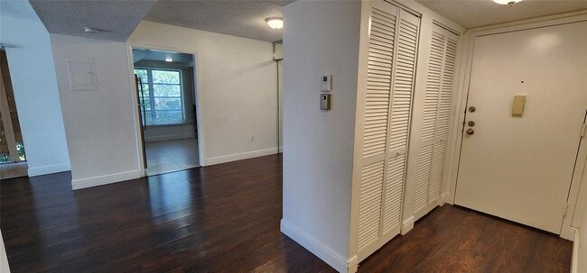 Building Photo - 4168 Inverrary Dr