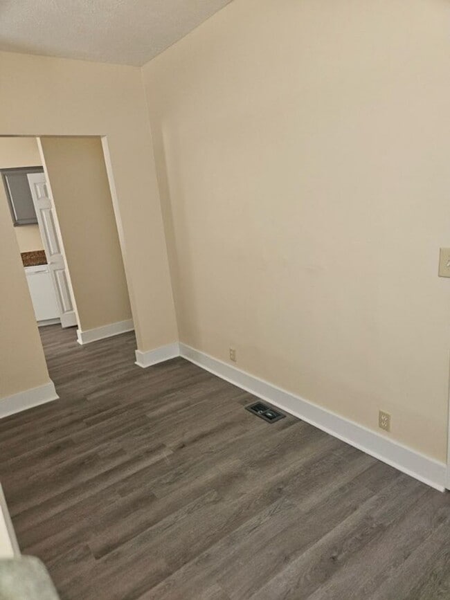 Foto del edificio - 327 Stanley Ave