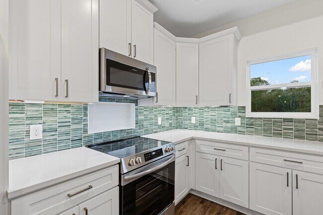 Building Photo - Gorgeous in Granbury!
