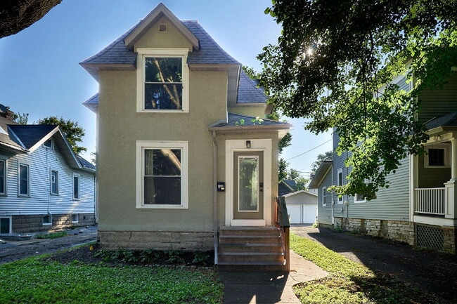 Building Photo - Charming 4-Bedroom Home with Gleaming Hardwood Floors in Vibrant Minneapolis Neighborhood!