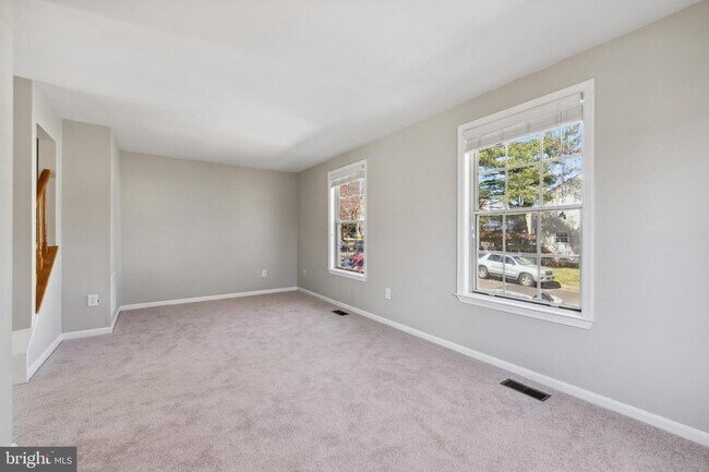 Building Photo - 9027 White Rose Ln