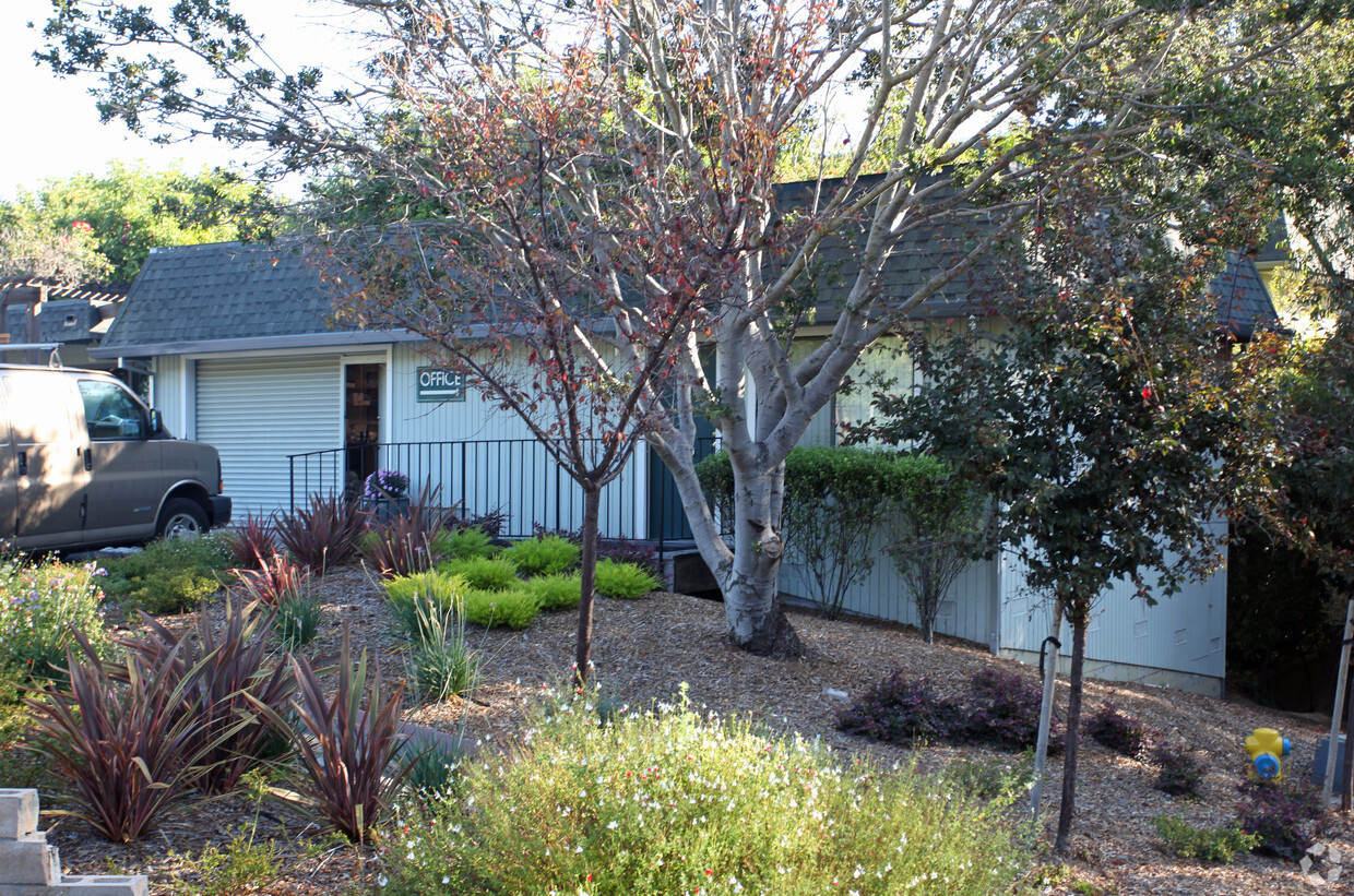 Primary Photo - Hillcrest Townhomes Apartment Complex