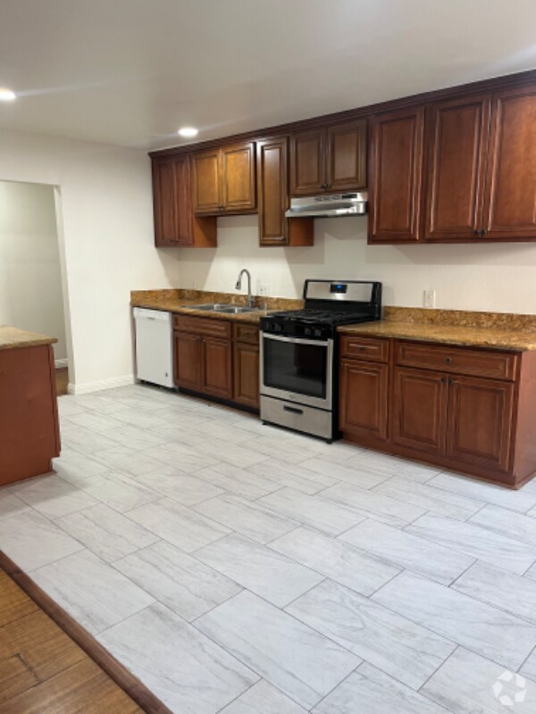 Building Photo - 1815 W 66th St