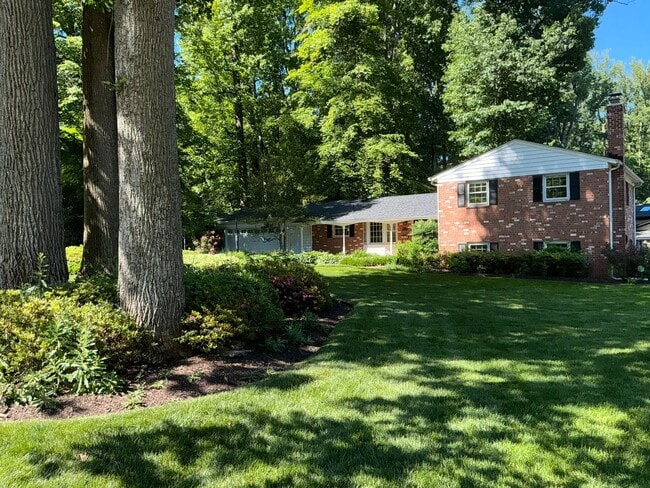Building Photo - Very well maintained 4BR 2.5BA 4-level split 2 car attached garage and fully fenced yard