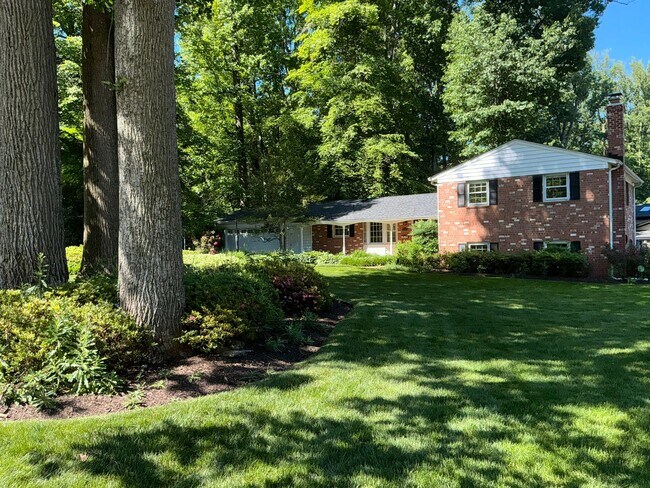 Foto del edificio - Very well maintained 4BR 2.5BA 4-level split 2 car attached garage and fully fenced yard