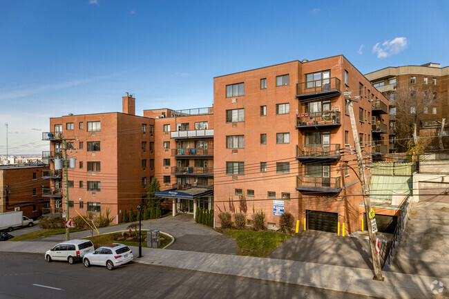 Building Photo - 4905 Ch De La Côte-Saint-Luc