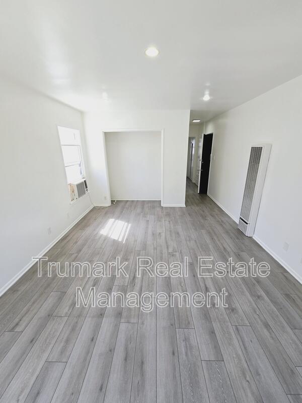 Building Photo - 110.5 E Randolph St