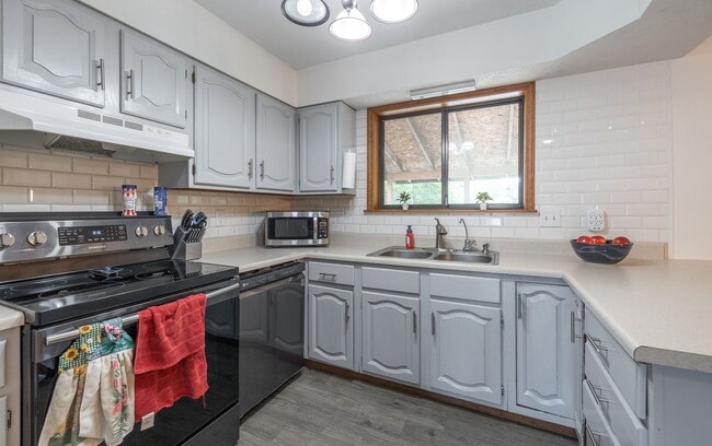 Building Photo - 5 Bed/3.5 Bath Single Family House For Rent