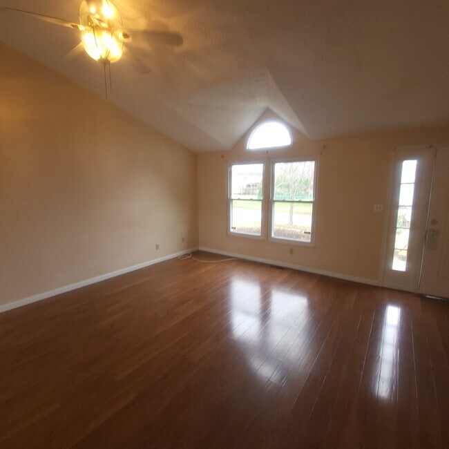 Building Photo - 622 Lawson Dr