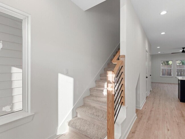 Building Photo - 5704 Elysian St