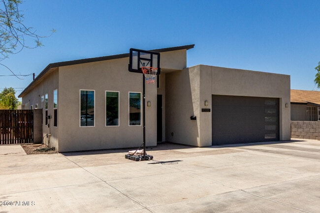 Building Photo - 1005 E Weldon Ave