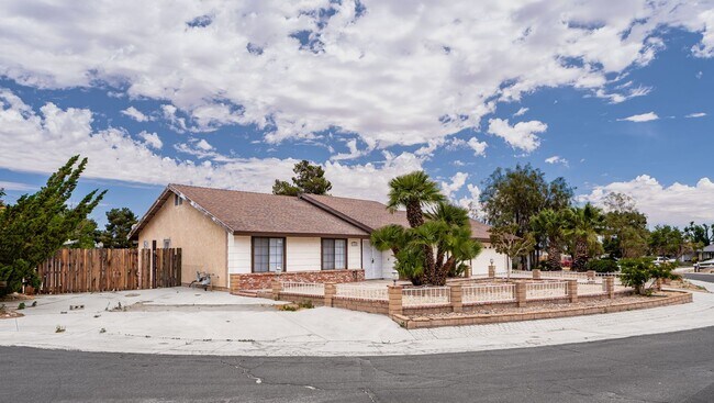 Building Photo - Beautiful large corner lot