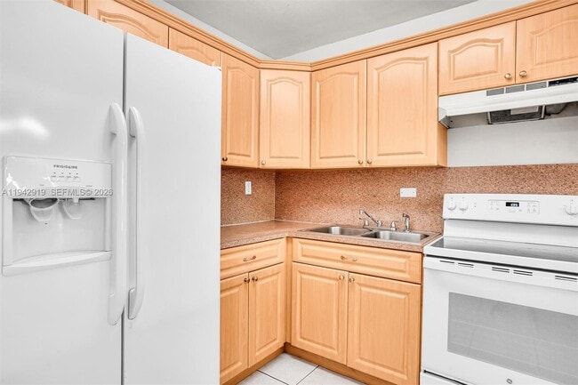 Foto del edificio - 8990 SW 24th St