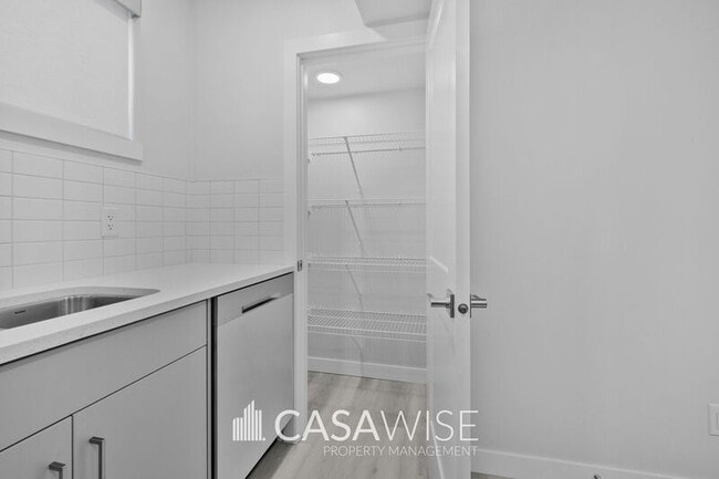 Building Photo - 10250-102157 157 St NW