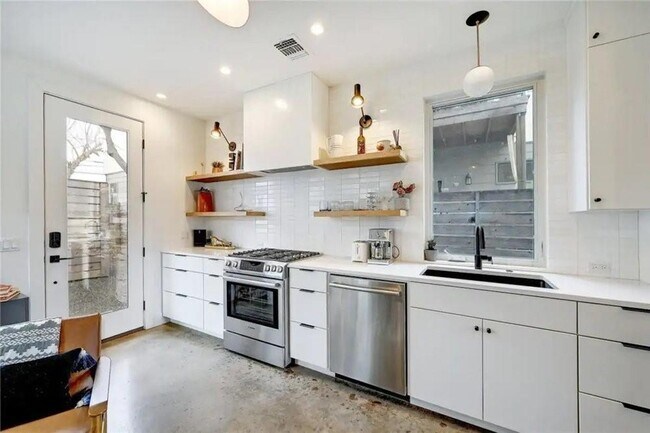 Foto del edificio - 2512 E 6th St