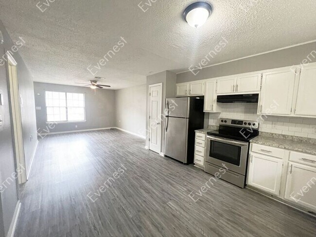 Building Photo - 1800 Labette Manor Dr