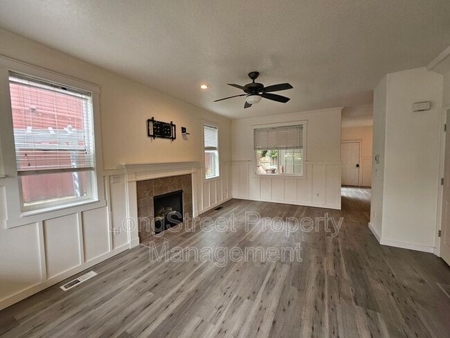Building Photo - 4616 SE Lone Oak St