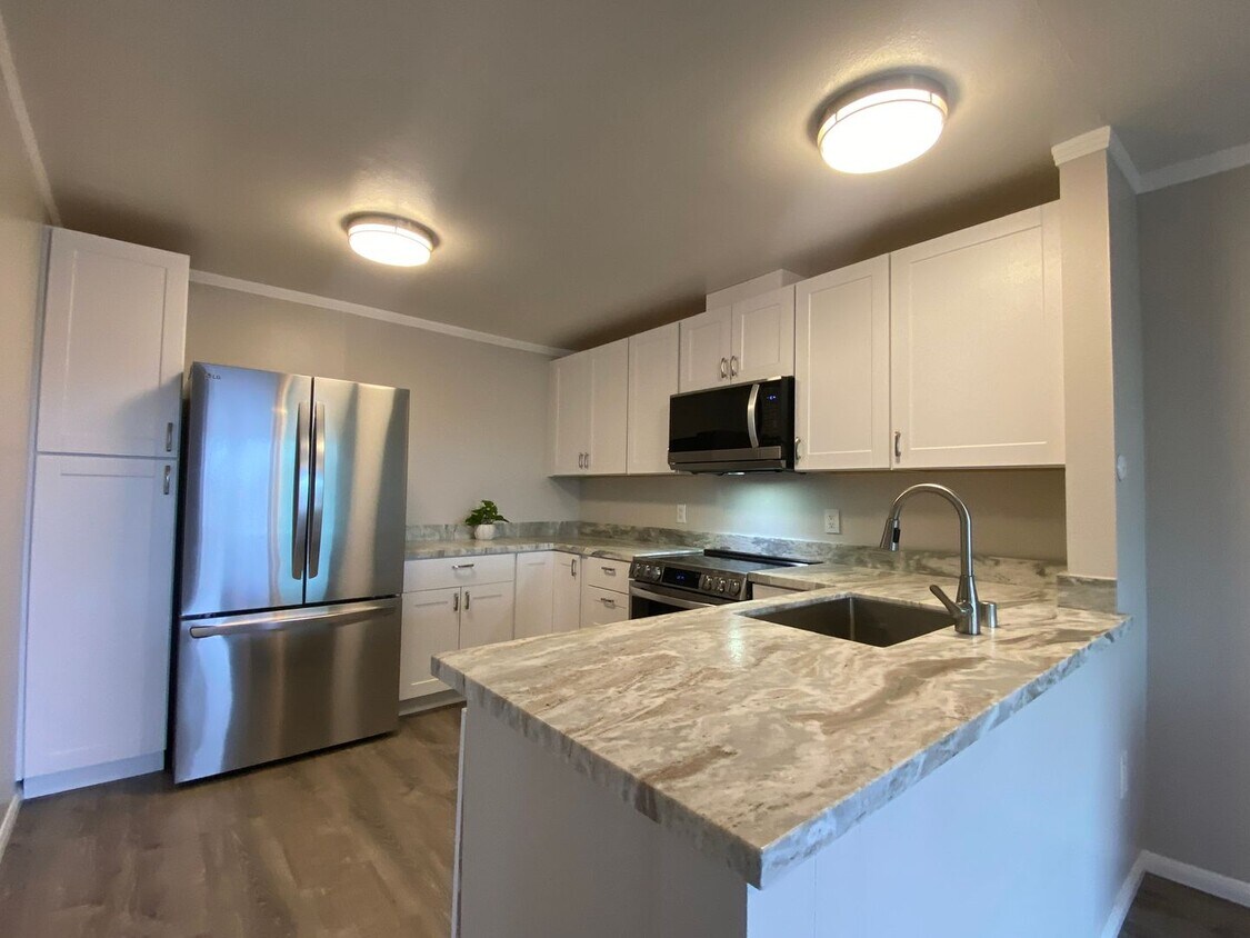 Primary Photo - Beautifully Renovated Townhome! Move In Re...