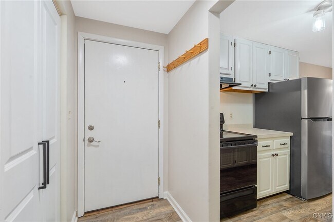 Foto del edificio - 327 Village Blvd N