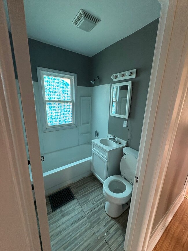 Building Photo - 2 Bedroom 1 bathroom single family home
