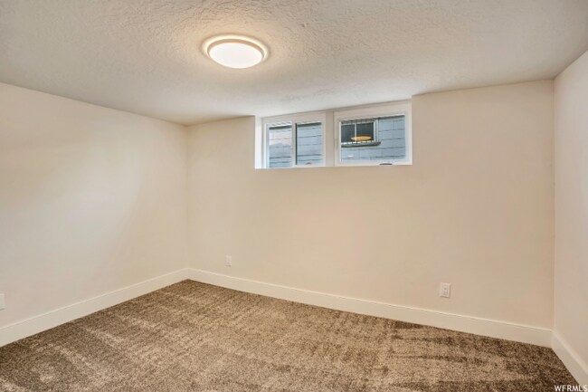 Building Photo - 167 E 200 N