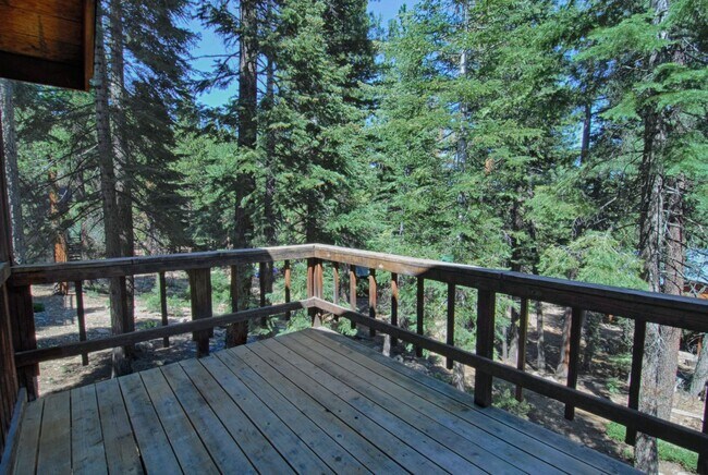 Foto del edificio - LONG-TERM RENTAL: Upper Floor Unit in Duplex with Washer/Dryer & Wood Stove!