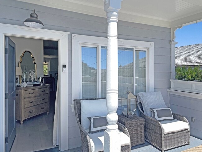 Building Photo - Remodeled and Modern, Open Floor-plan, Lux...