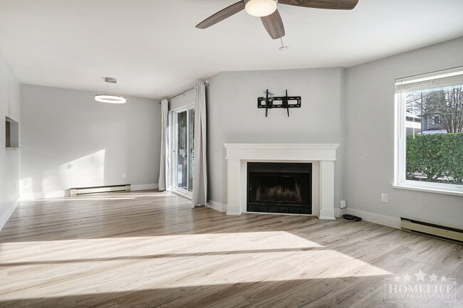 Photo du bâtiment - 2 Bed + 2 Bath Townhouse for Rent in South Surrey – Ocean Park Village