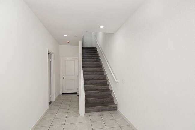 Foto del edificio - 4 Bedroom, 3 and 1/2 Bath Townhome in the Great Park