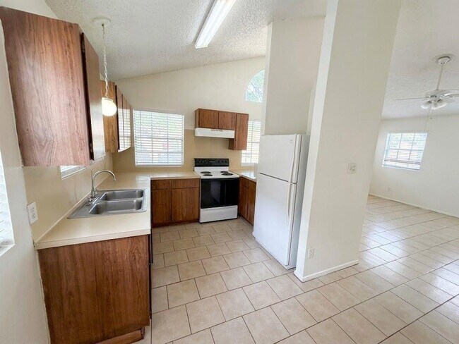 Foto del edificio - 8811 Pineridge Dr