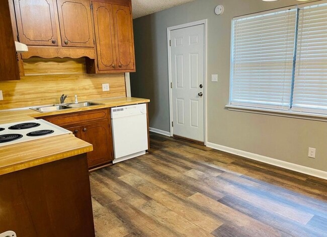 Building Photo - 204 Whitefield Dr