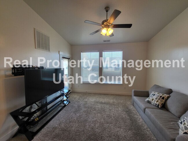 Building Photo - Condo with Lake Views