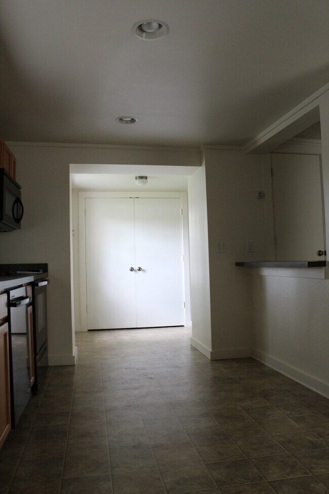 Foto del edificio - Cape Cod Home with Attached Garage