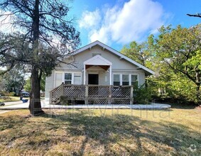 Building Photo - 1601 1/2 N Hillside St