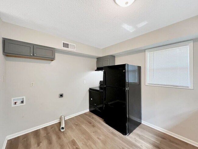 Foto del edificio - 6355 Forest Glen