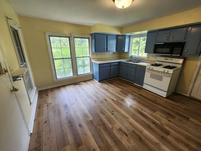 Foto del edificio - Charming Farm Cottage in Chatham, IL!