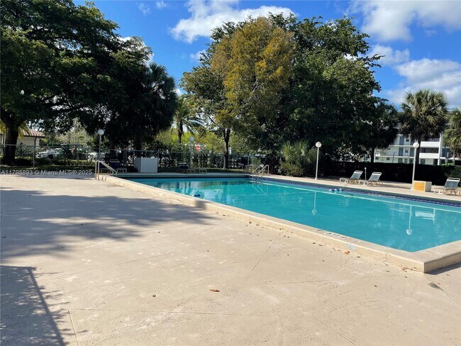 Foto del edificio - 901 Hillcrest Dr