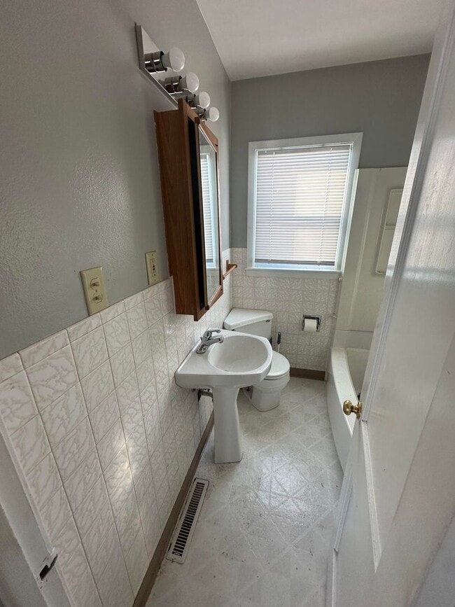 Foto del edificio - 3 Bedroom Updated house!  Two Stall Garage