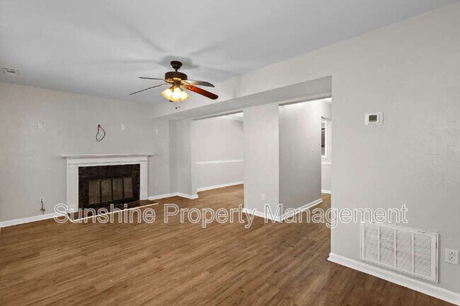 Building Photo - 2905 Radcliffe Ln N