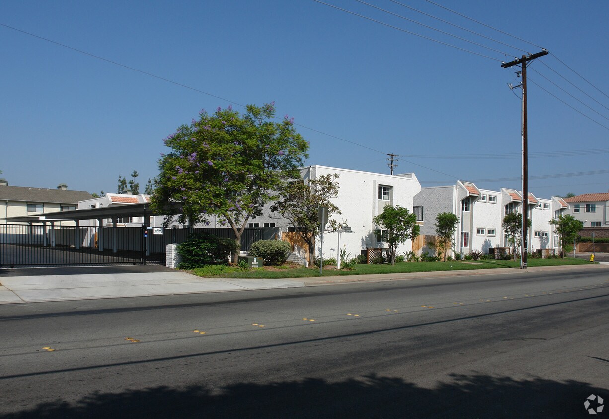 Building Photo - Broadway Garden Apartment