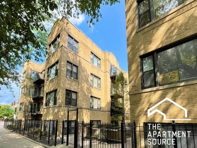 Building Photo - 3347 W Wilson Ave