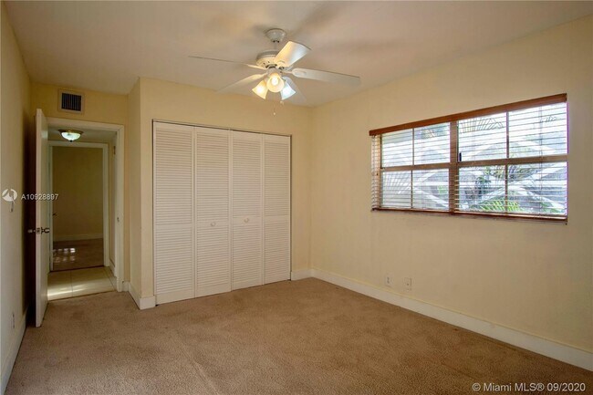 Building Photo - 6715 N Kendall Dr