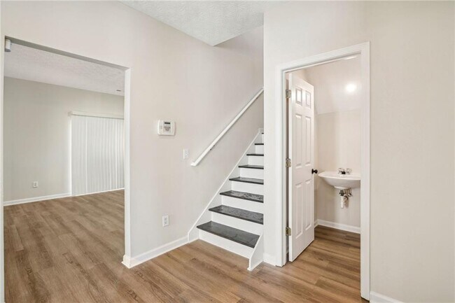 Foto del edificio - 4593 Parkway Cir