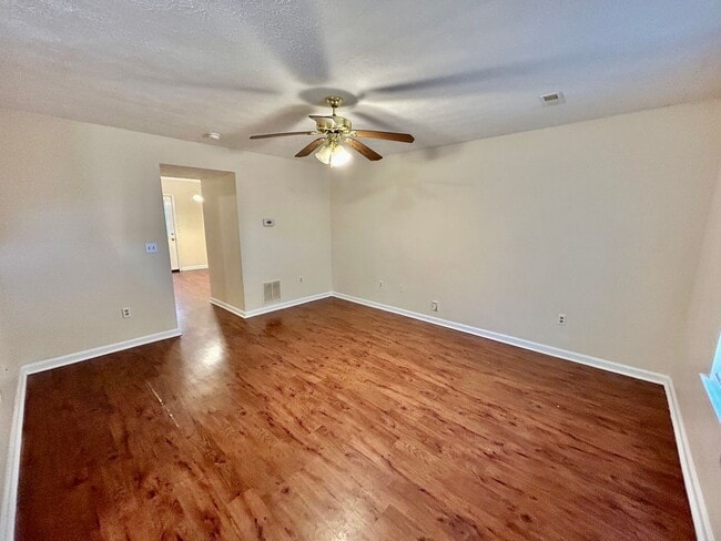 Building Photo - 2 Bedroom Townhouse in Richmond!