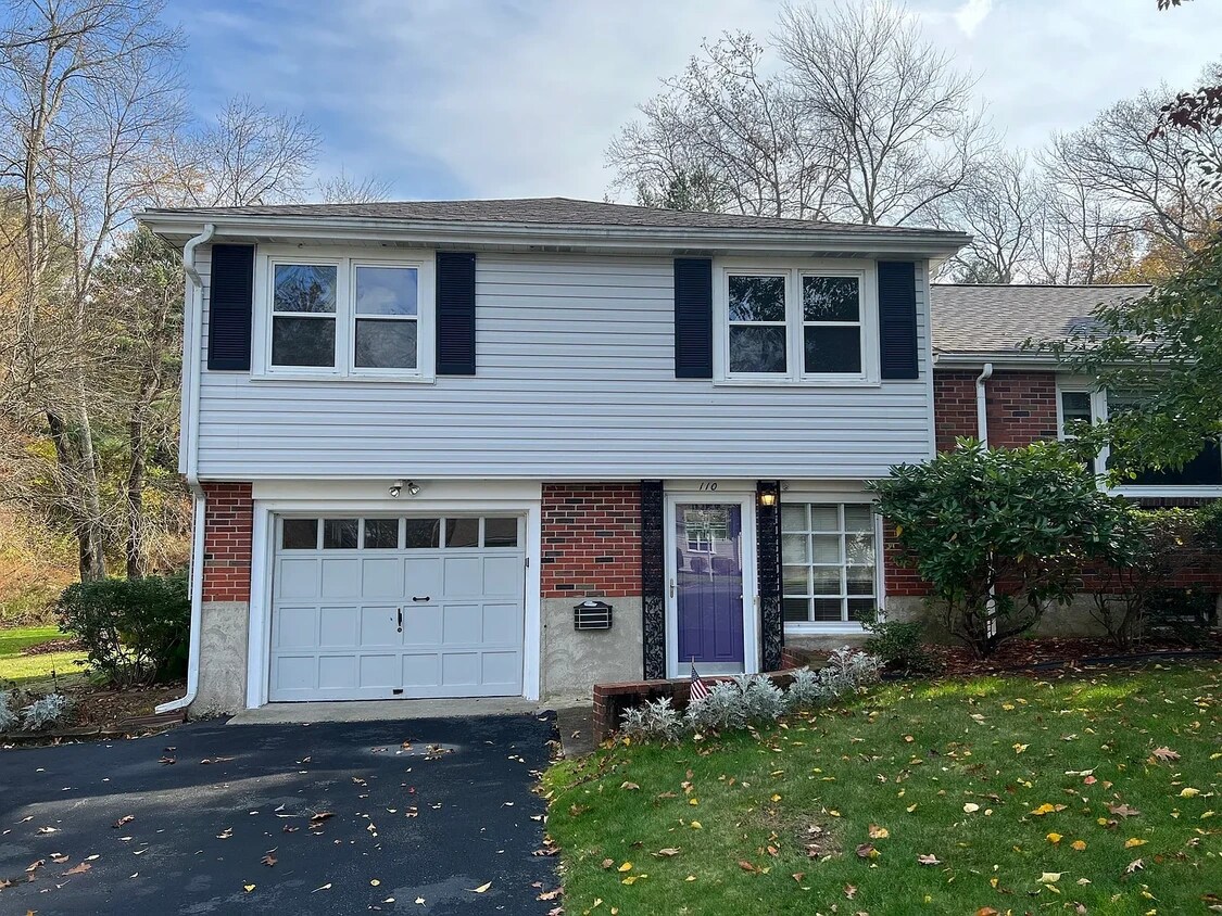 Primary Photo - 110 Country Ln