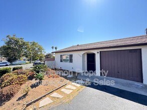 Building Photo - 1006 Santa Fe Dr